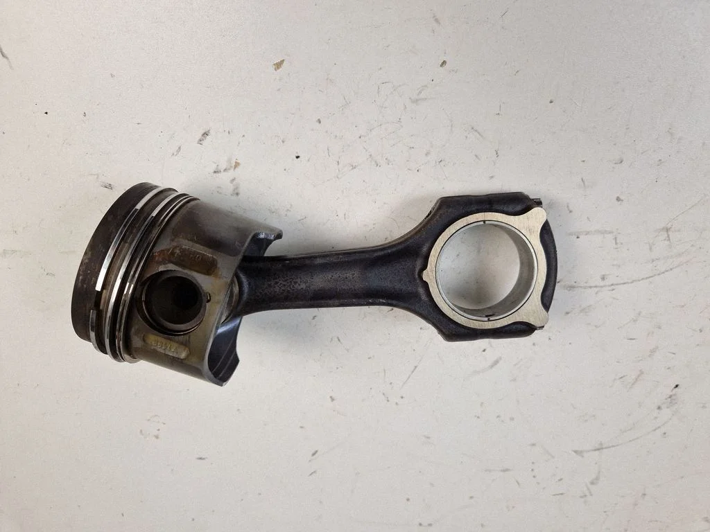 Piston with connecting rod