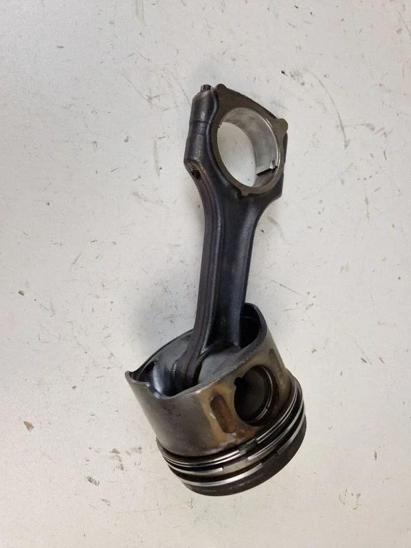 Piston with connecting rod
