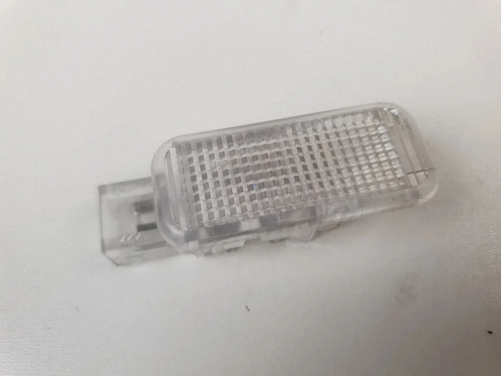 Rear door interior light – Volkswagen Phaeton (2002-2016)