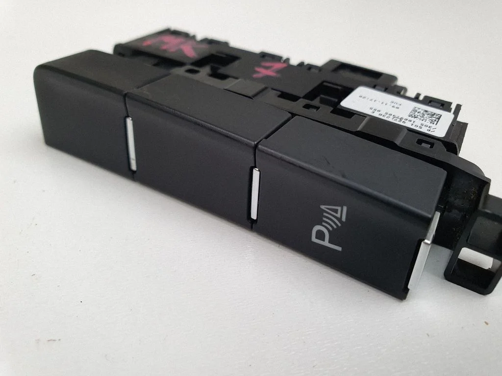 Parking (PDC) sensor switch – Volkswagen e-Golf (2014-)