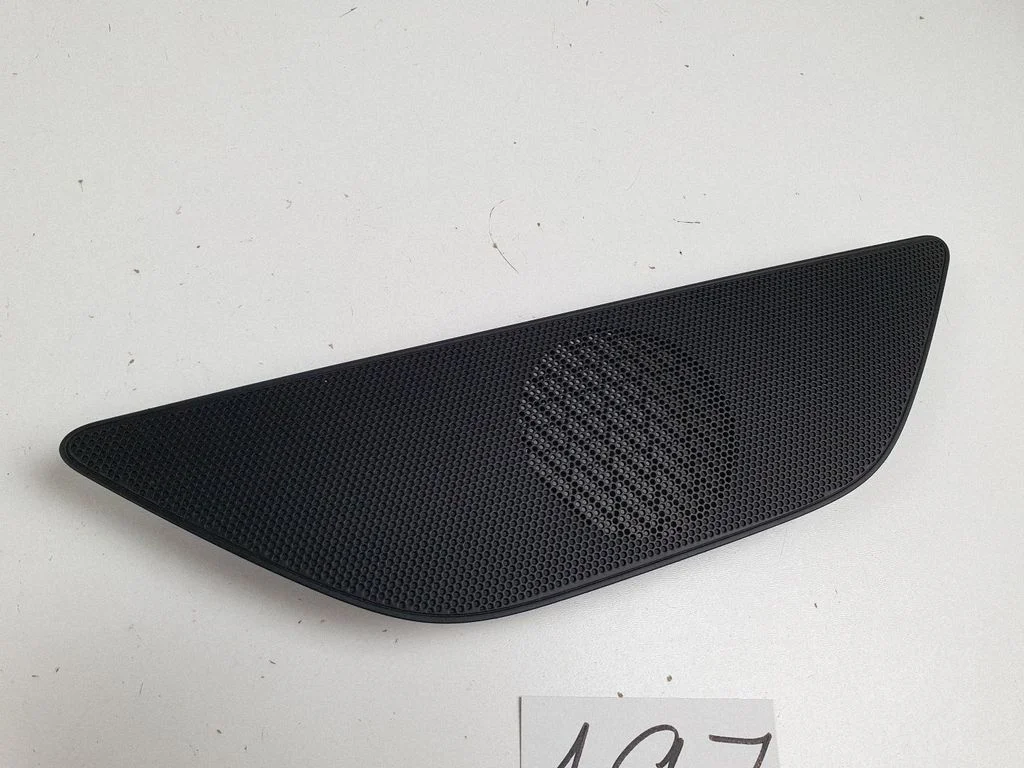 Subwoofer grill/trim – Seat Leon (5F) (2012-2019)