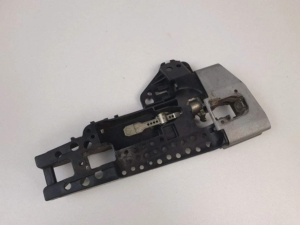 Front door exterior handle/bracket 8T02837886