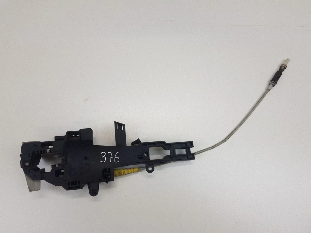 Front door exterior handle/bracket – BMW 1 Series E82 E88 (2007-2014)