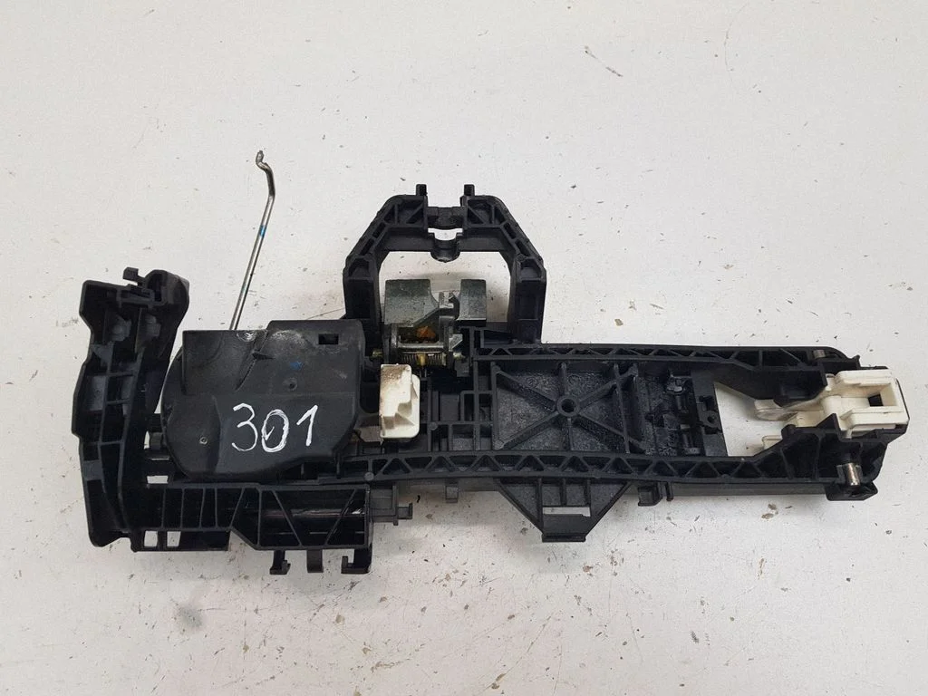 Front door exterior handle/bracket A2047600634