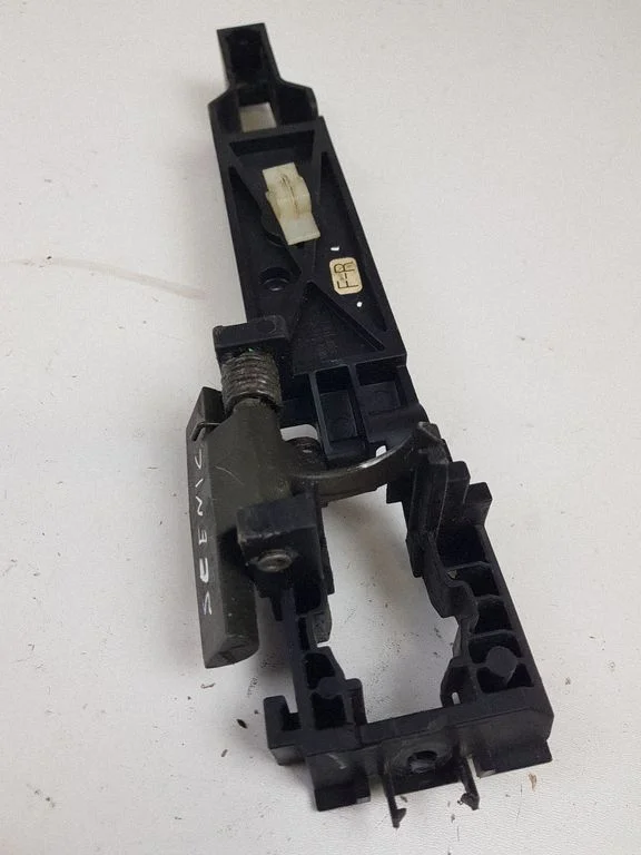Front door exterior handle/bracket – front right