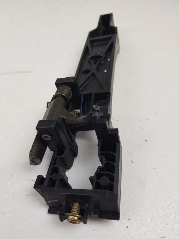 Front door exterior handle/bracket – front left