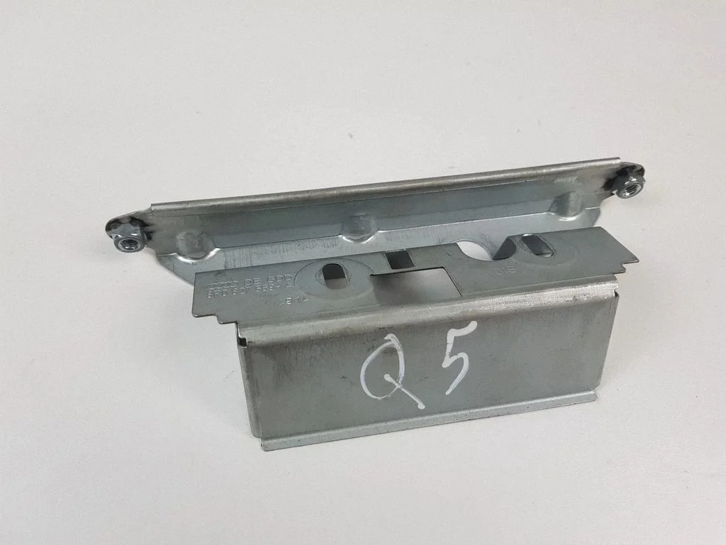 Wspornik klamki zewnętrznej drzwi ładunkowych 8R0827569 – Audi Q5 SQ5 8R (2008-2017)