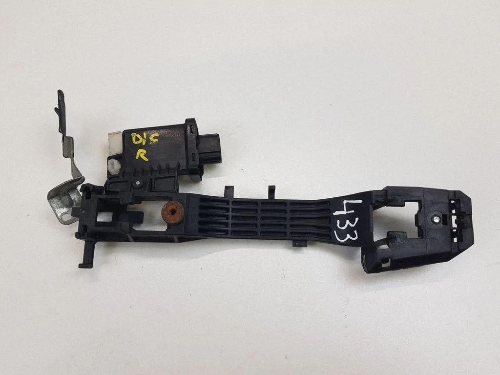 Rear door exterior handle/bracket – Lexus GS 300 350 430 450H (2005-2012)