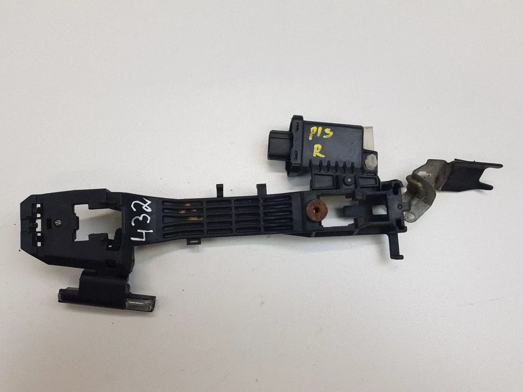 Rear door exterior handle/bracket – Lexus GS 300 350 430 450H (2005-2012)