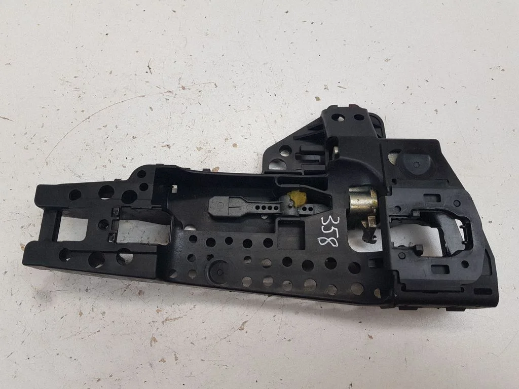 Rear door exterior handle/bracket – Audi A4 Allroad B8 (2008-2016)