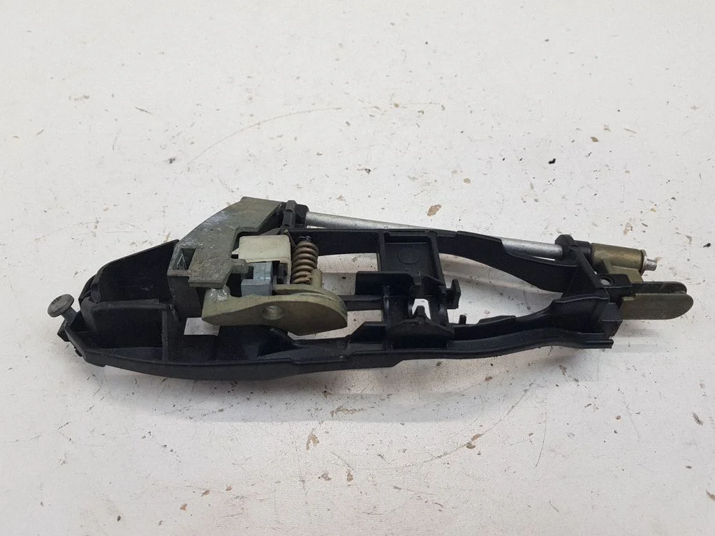 Rear door exterior handle/bracket – BMW 3 Series E46 (1998-2005)