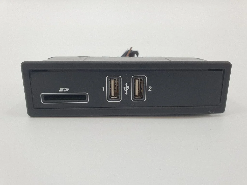 USB-pesa A2058200526 – Mercedes-Benz C-klass W205 (2014-2021)
