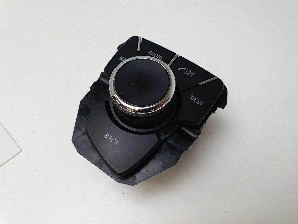 Head unit multimedia control 13310066