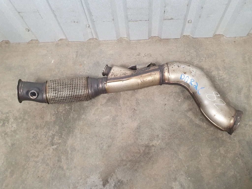 Muffler pipe connector clamp
