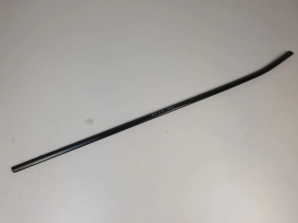 Windshield trim – front right