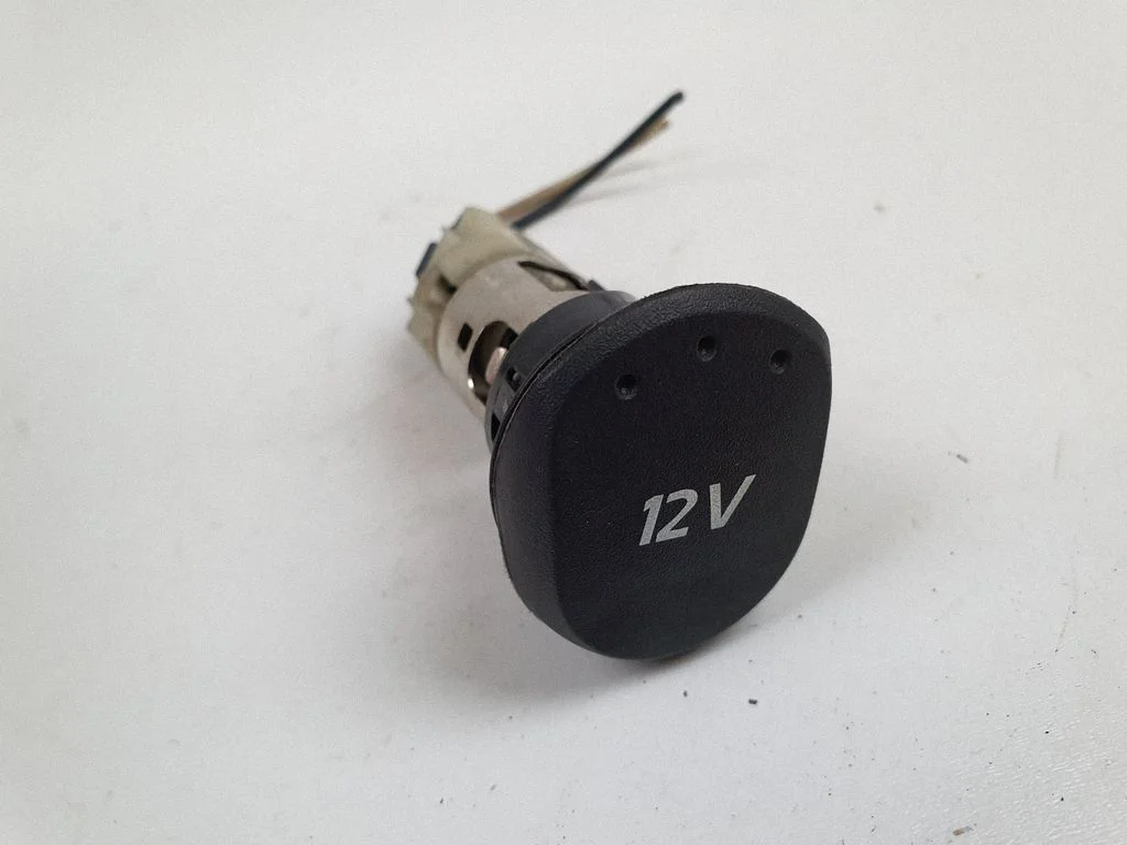 12 V Socket (front) – Renault Laguna II (2001-2007)