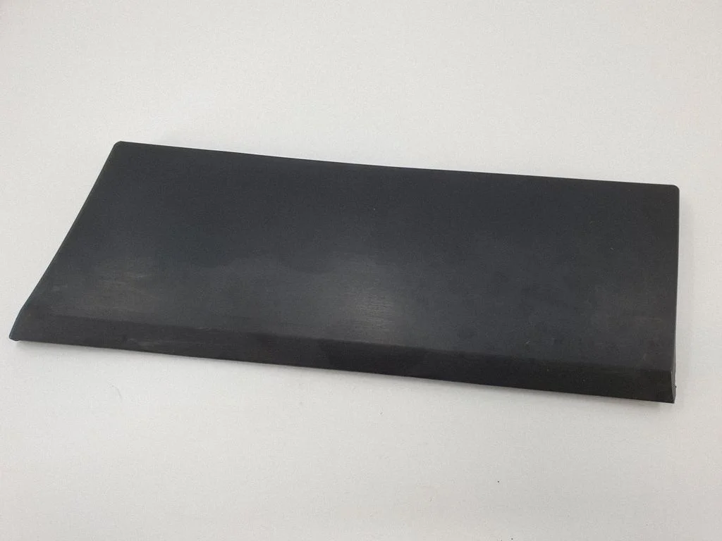 Moldings uz aizmugurējā spārna – aizmugurējā kreisā