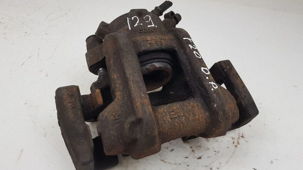 Front brake caliper W09104