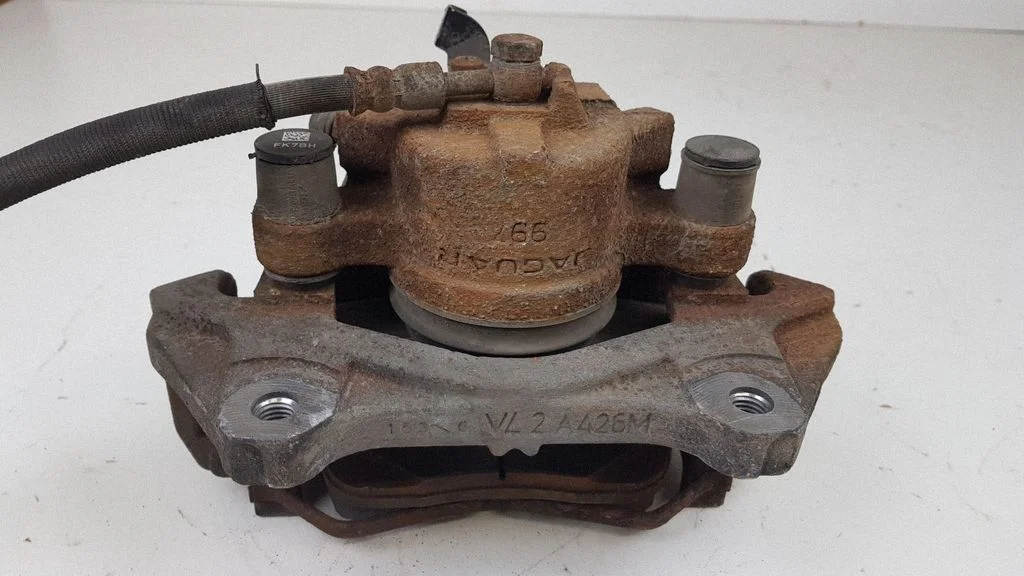Front brake caliper VL2A426M