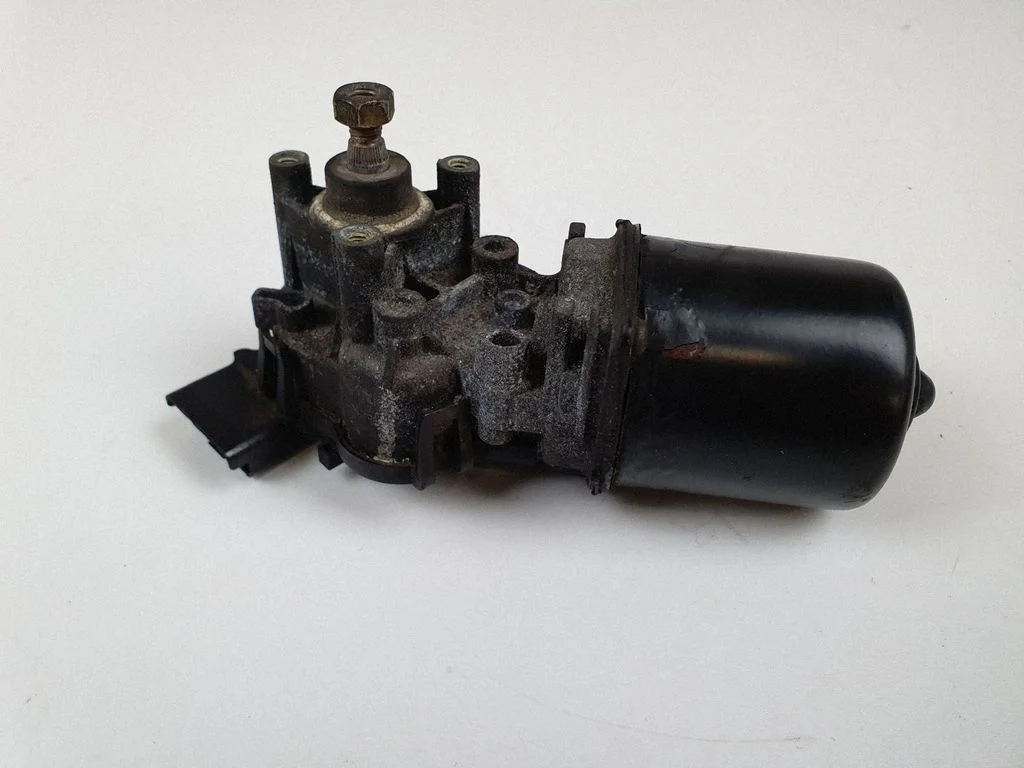 Wiper motor – front
