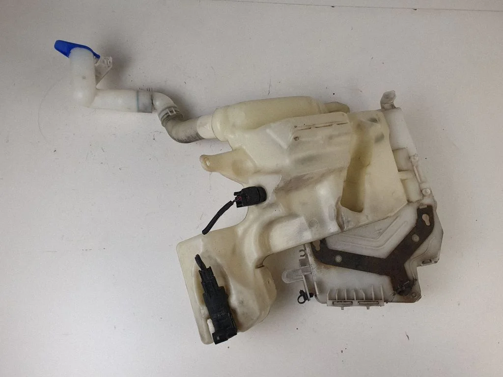 Windshield washer fluid reservoir/tank