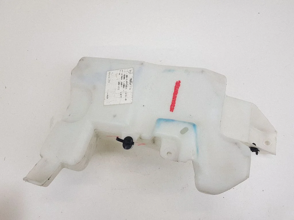 Windshield washer fluid reservoir/tank – Nissan Qashqai (2014-2016)