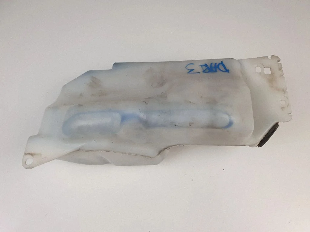 Windshield washer fluid reservoir/tank – Nissan Qashqai+2 (2008-2010)