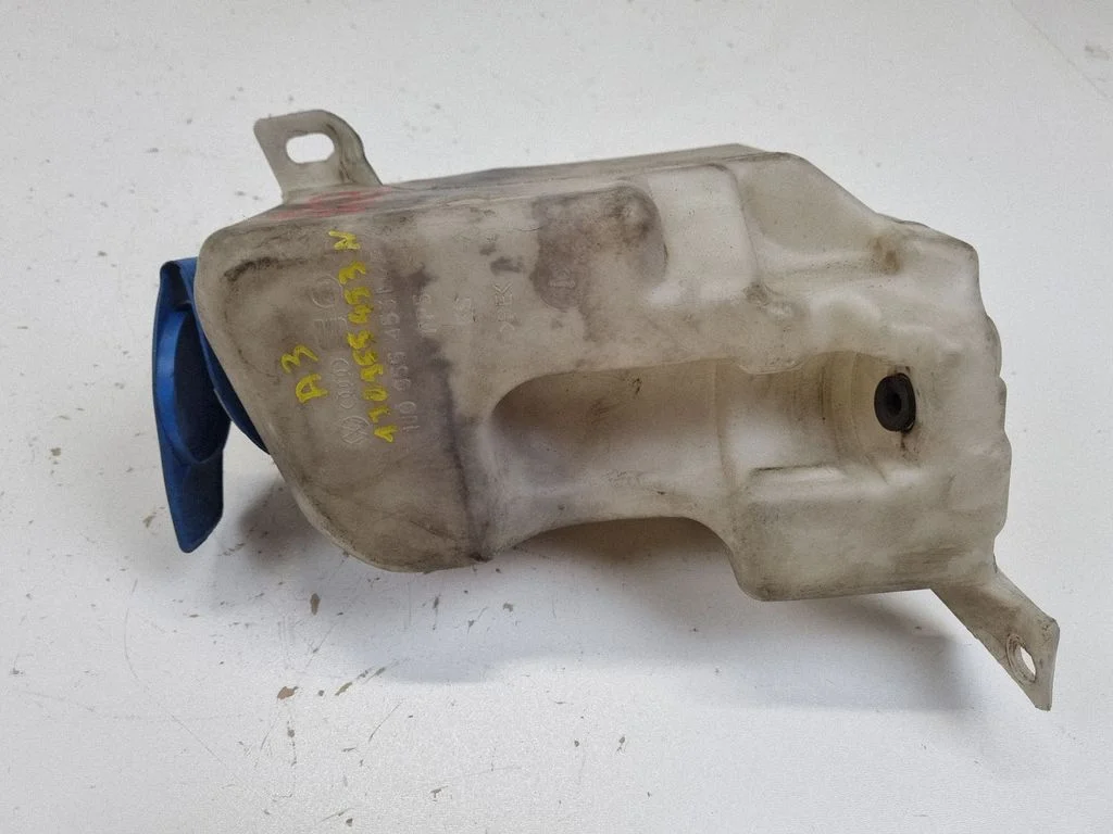 Windshield washer fluid reservoir/tank – Volkswagen Golf IV (1998-2005)