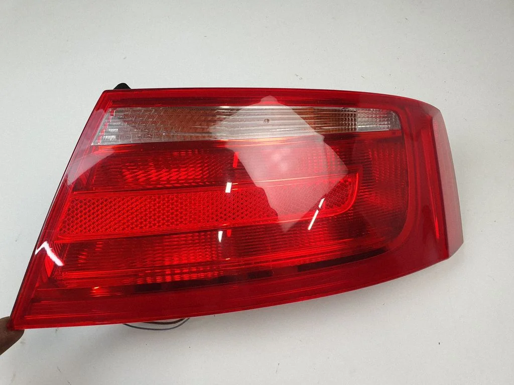 Rear/tail lights 8T8945096