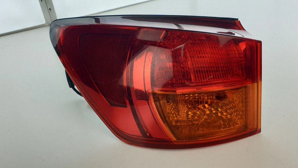 Lampa tylna w błotniku – lewy tył