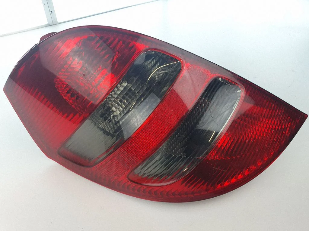 Lampa tylna w błotniku A1698200964