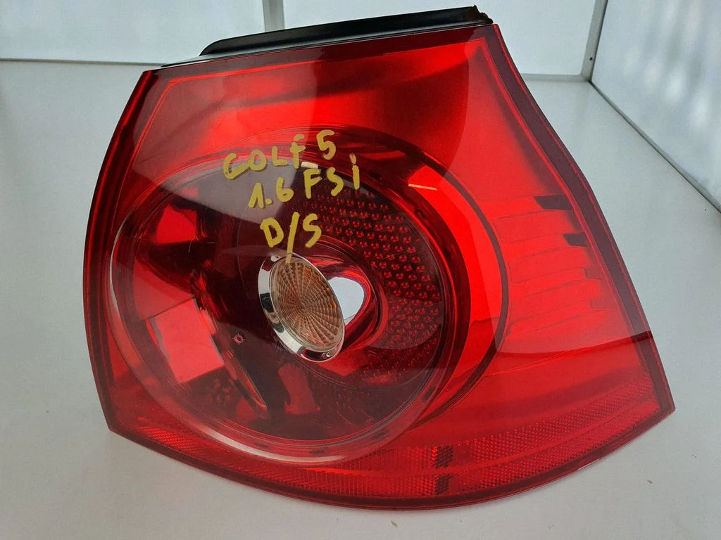 Aizmugurējais lukturis virsbūvē – Volkswagen Golf IV (1998-2005)