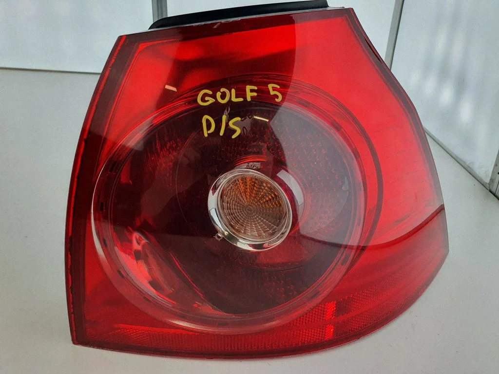 Aizmugurējais lukturis virsbūvē – Volkswagen Golf IV (1998-2005)