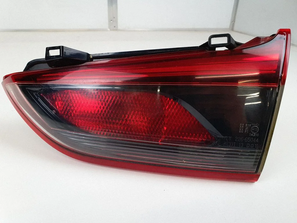 Tailgate rear/tail lights – right