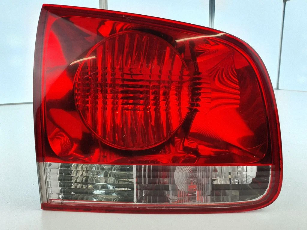 Aizmugurējais lukturis bagāžnieka vākā 7L6945093J