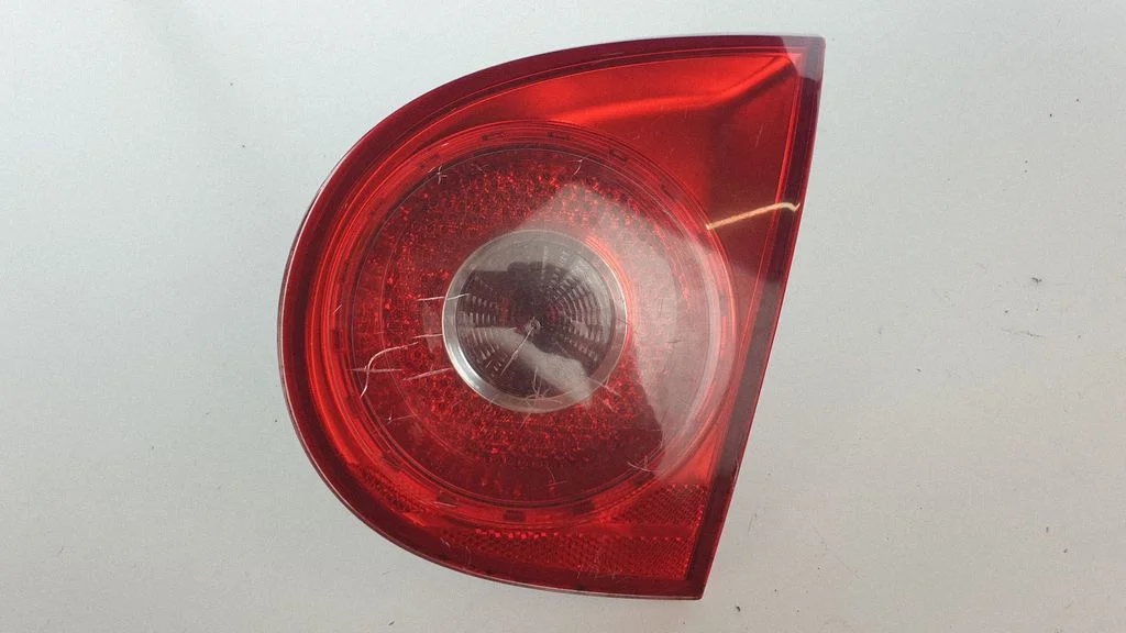 Aizmugurējais lukturis bagāžnieka vākā – Volkswagen Golf IV (1998-2005)