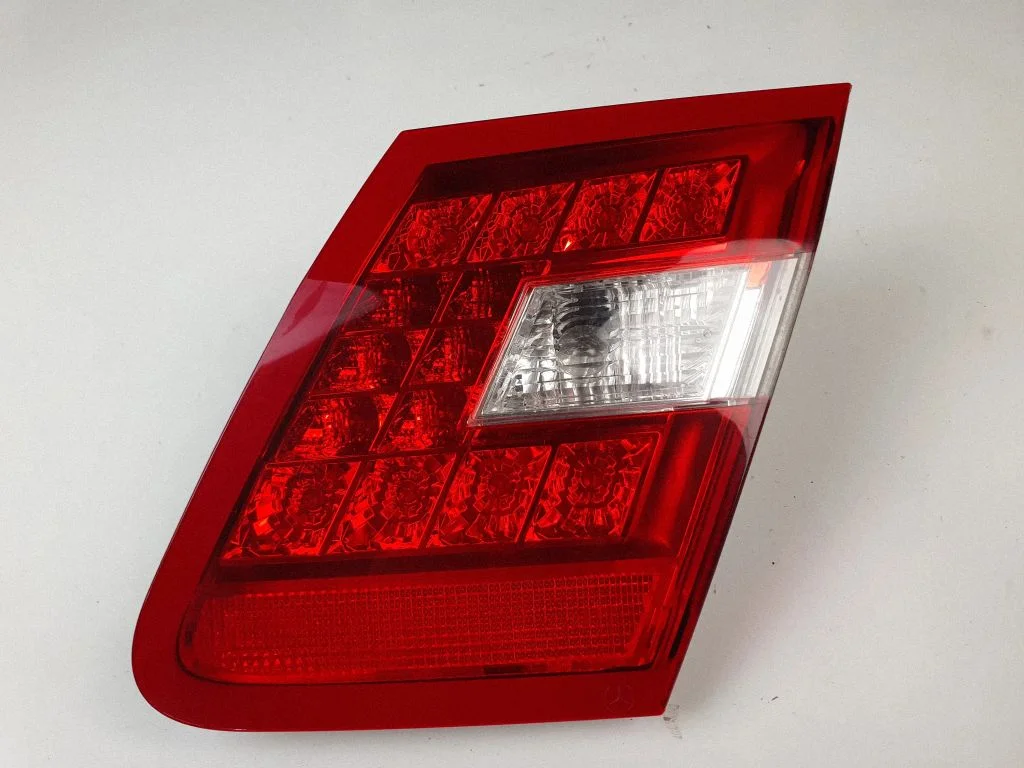 Aizmugurējais lukturis bagāžnieka vākā – Mercedes-Benz E klase W212 (2009-2016)