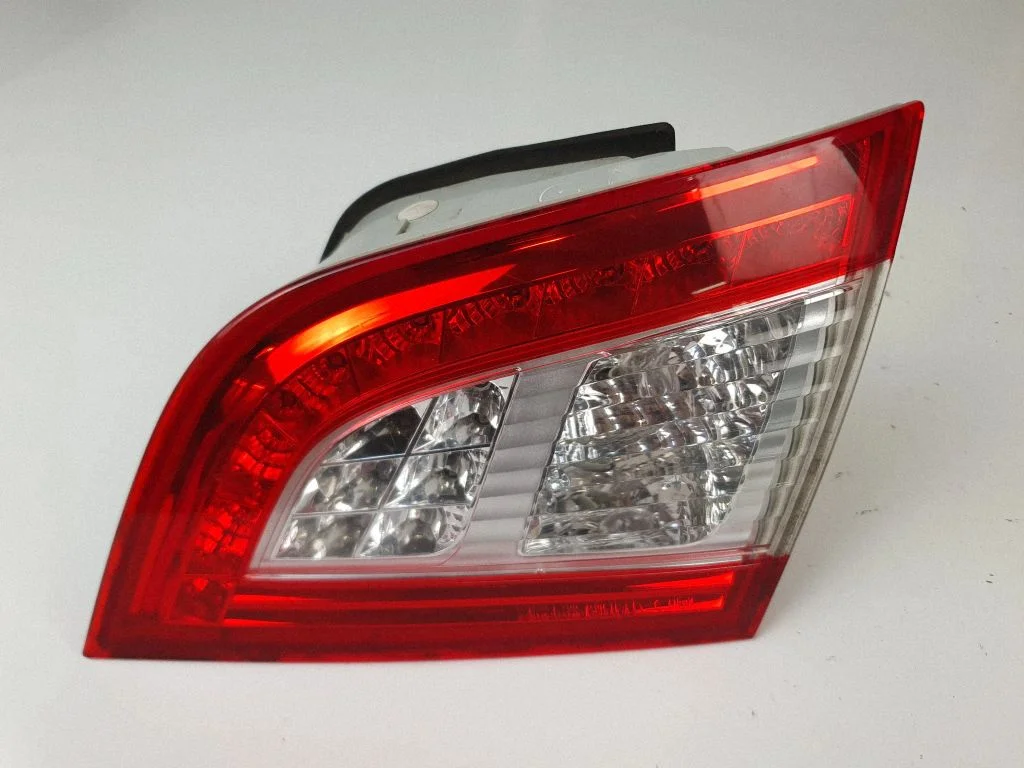 Tailgate rear/tail lights – rear right
