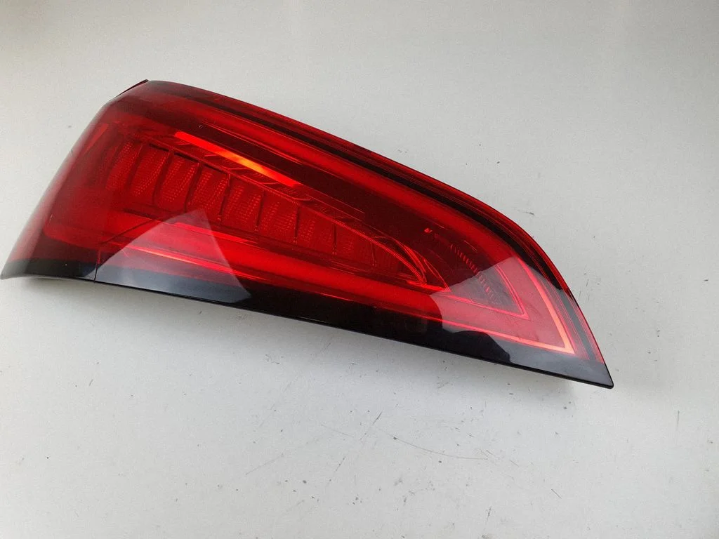 Lampa tylna w klapie 8R0945093D – Audi Q5 SQ5 8R (2008-2017)