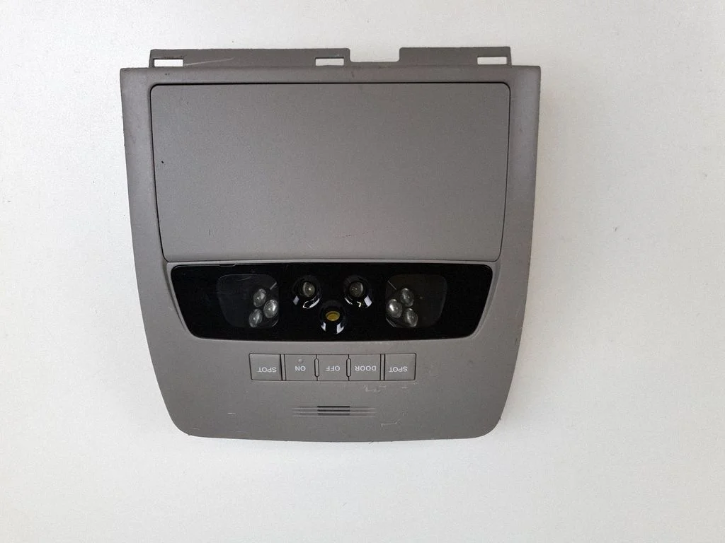 Lampka przednich siedzeń 1D153008G – Lexus GS 300 350 430 450H (2005-2012)