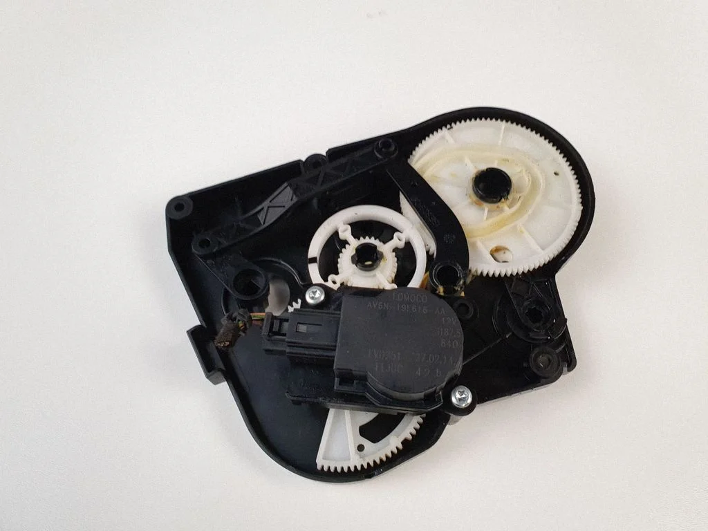 Air flap motor/actuator AV6N19F616AA
