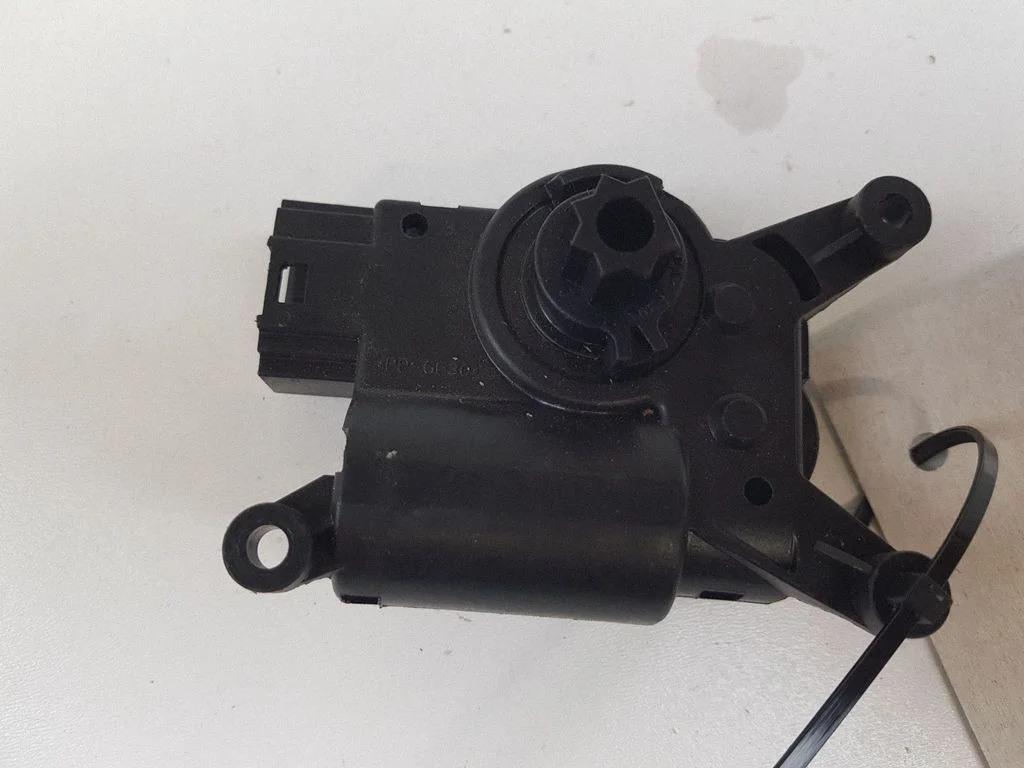 Gaisa aizvara motoriņš/aktuators 5Q0907511L