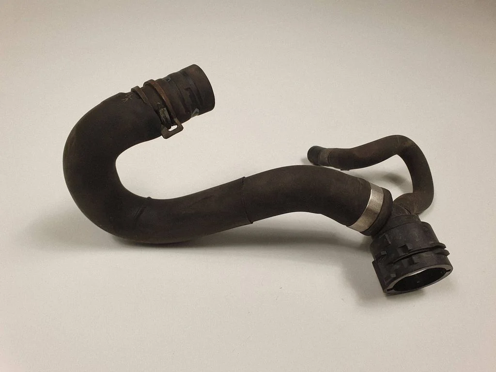 Engine coolant pipe/hose