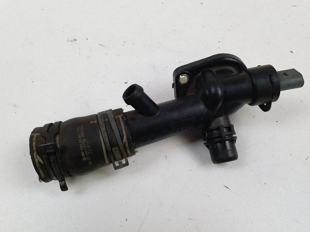Engine coolant pipe/hose 03L121101