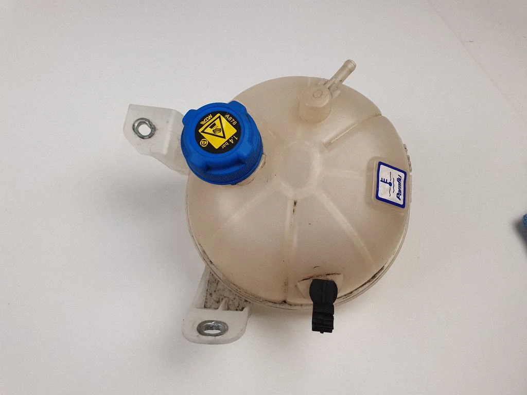 Coolant expansion tank/reservoir