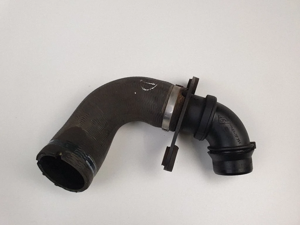 Intercooler hose/pipe – right