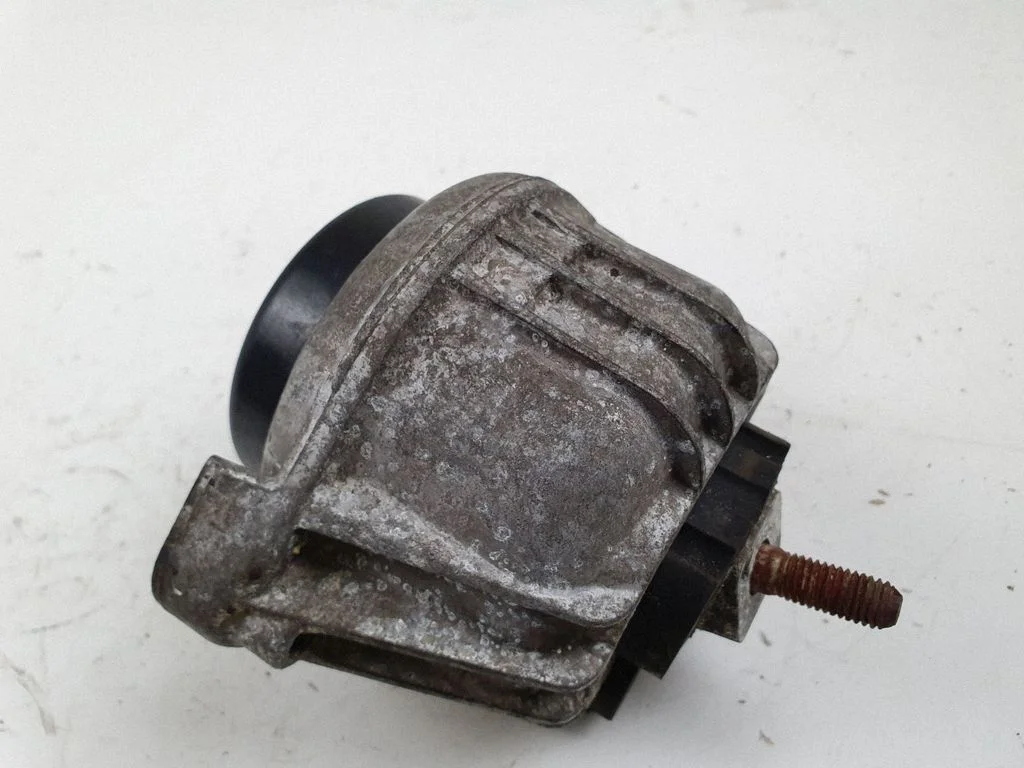 Engine mount bracket
