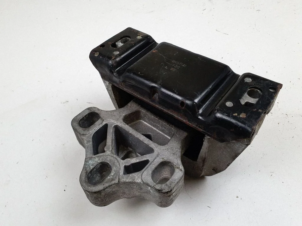 Engine mount bracket
