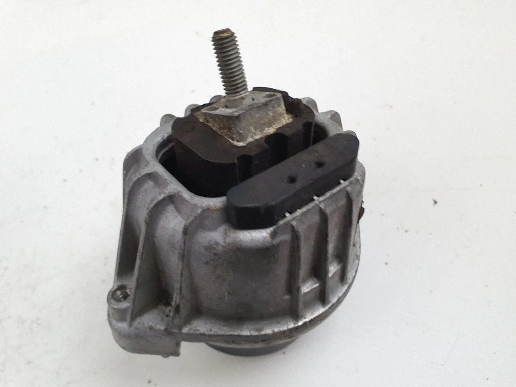 Engine mount bracket