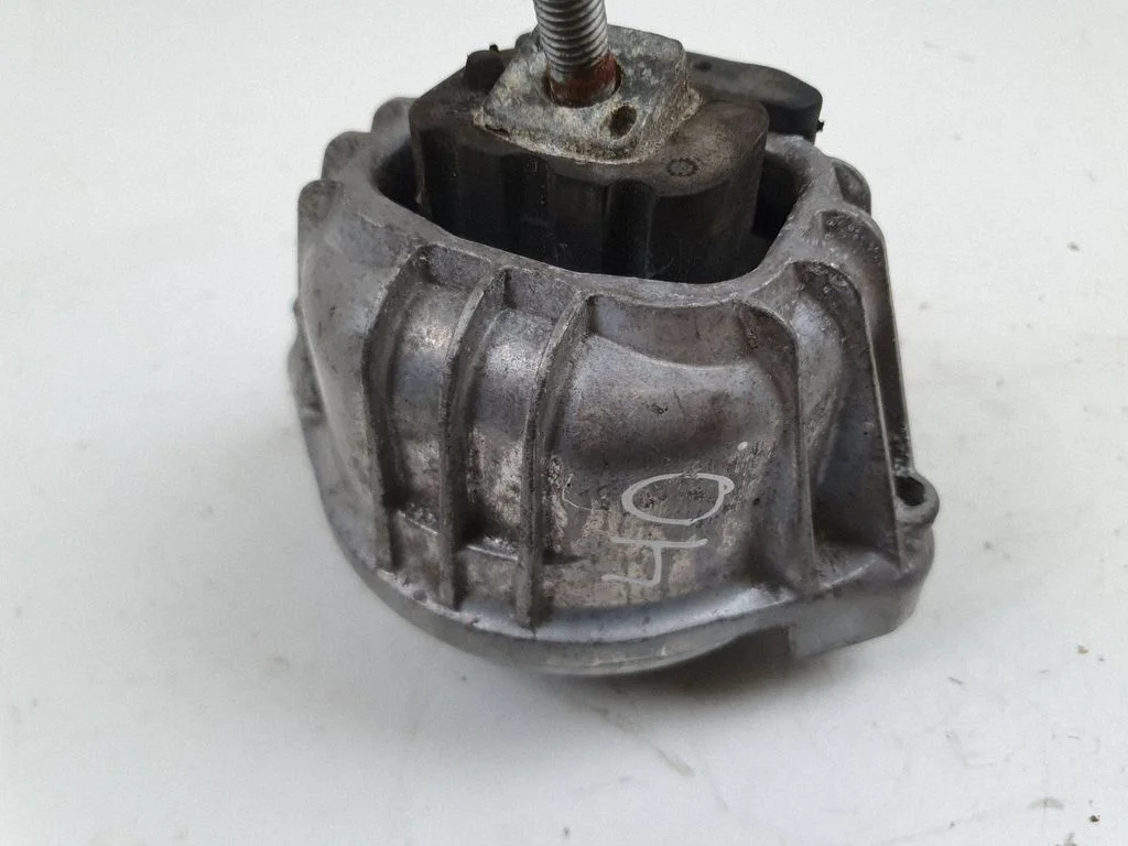 Engine mount bracket